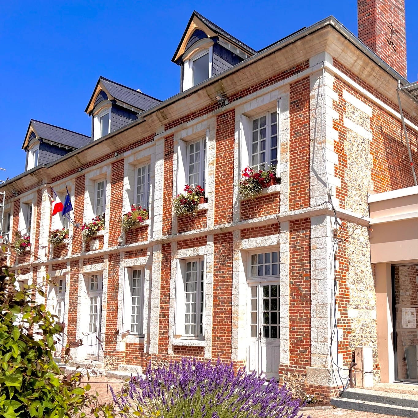 Aérogommage complet de la façade en brique, silex et pierre.
Rejointoiement à la chaux naturelle.